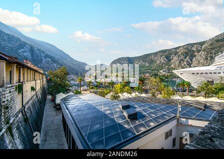 Anzeigen außerhalb der mittelalterlichen Stadtmauern in die Berge, das Tal und den Hafen der Stadt Kotor, Montenegro Stockfoto