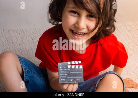 Ein Film Produktion Klappe, in der Hand des kleinen Jungen Stockfoto