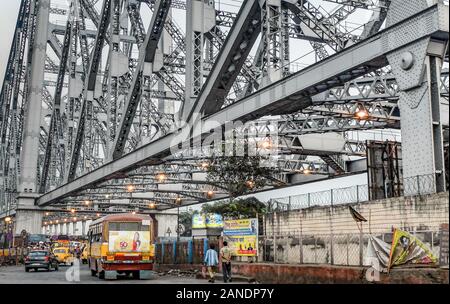 KOLKATA, West Bengal/INDIEN - Am 20. März 2018: An der enntrance zu Howrah Bridge ein Bus und anderen Datenverkehr konvergiert der belebten Struktur, T-Kreuzungen zu überqueren Stockfoto