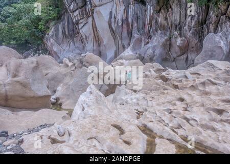 Der Fluss Tinipak fließt durch bergiges Gelände mit Stromschnellen und Höhle mit einem natürlichen Schwimmbad. Stockfoto