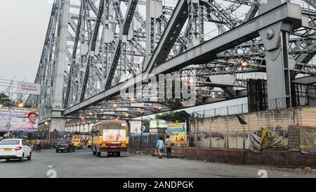 KOLKATA, West Bengal/INDIEN - Am 20. März 2018: An der enntrance zu Howrah Bridge ein Bus und anderen Datenverkehr konvergiert der belebten Struktur, T-Kreuzungen zu überqueren Stockfoto