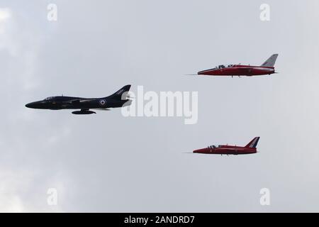 Zwei Folland Gnat T1 s (G-RORI, oben, und G-TIMM, unten), geführt von einem Hawker Hunter T7 (G-FFOX) in den Farben der schwarzen Pfeile display Team. Stockfoto