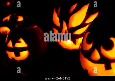 Drei Jack-o-lanterns glühende für Halloween Stockfoto