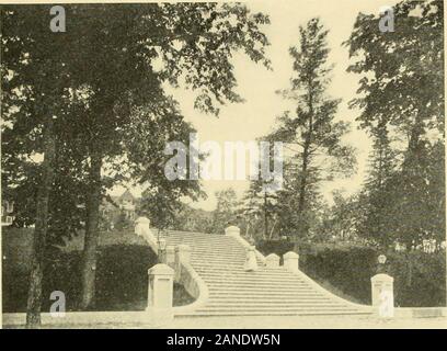 Die Standard-Führer; Mackinac Island und nördlichen See Resorts. ?S^i. yi^ fnv^ Till-; (IIHACO AMI WKST MUIIKIA. X-STATION BEI CH AKI. KV. Es X, CHARLEVOIX. 47. * -? Vom Bahnhof zum Hotel. Michigan ist es ein einladender Treffpunkt für private yaclits. Dampf, Segel und Naphtha. Die Stadt hat die wachsende Popularität der alle diese Region als Summe-mer Resort. Es hat sich von seinen alten Grenzen und Zeichen in atown von 2.500 Einwohnern entwickelt, mit Schulen, Kirchen, Wasser- werke, electriclights und betont modern und up-to-date. Es hat eine CharlevoixSummer Home Verband, dessen Resort deshalb Stockfoto