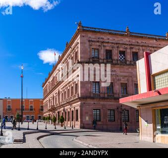 Saltillo, Coahuila, Mexiko - November 21, 2019: Das Pink Palace, Landesregierung Gebäude an der Plaza de Armas, Saltillo Stockfoto