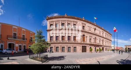 Saltillo, Coahuila, Mexiko - November 21, 2019: Das Pink Palace, Landesregierung Gebäude an der Plaza de Armas, Saltillo Stockfoto