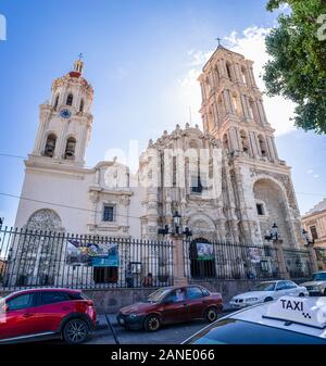 Saltillo, Coahuila, Mexiko - 21. November 2019: Catedral de Santiago Apóstol, in Saltillo, an der Plaza de Armas im Jahre 1745 durch den Priester Felipe S angehoben Stockfoto