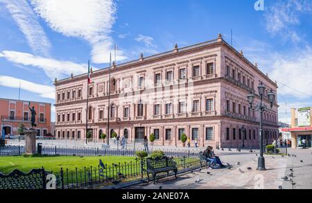 Saltillo, Coahuila, Mexiko - November 21, 2019: Das Pink Palace, Landesregierung Gebäude an der Plaza de Armas, Saltillo Stockfoto