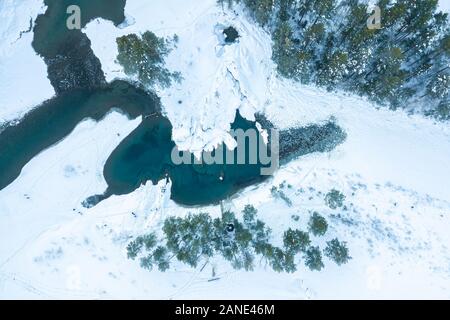 Luftaufnahme des blauen Seen im Altai Gebirge, die nur im Winter und Frost unter Eis und Schnee erscheinen. Natürliche Sehenswürdigkeiten. Stockfoto