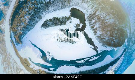 Luftaufnahme des blauen Seen im Altai Gebirge, die nur im Winter und Frost unter Eis und Schnee erscheinen. Natürliche Sehenswürdigkeiten. Stockfoto