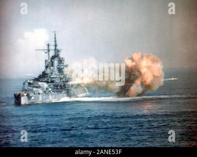 Die U.S. Navy battleship USS Idaho (BB-42) Brände die 14'/50 Kanonen von Revolver Drei an fast Point-blank, während der Bombardierung von Okinawa, 1. April 1945 Stockfoto