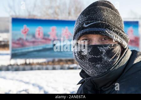 Peking, China. 14 Jan, 2020. Foto am 14.01.2020, zeigt einen Wohnsitz in Huzhong Bezirk, Dahinggan, im Nordosten der chinesischen Provinz Heilongjiang. Huzhong Bezirk ist einer der kältesten Orte in China. Die durchschnittliche jährliche Temperatur ist hier minus 4,3 Grad Celsius und die niedrigste Temperatur in der Stadt in der Geschichte war minus 53,2 Grad Celsius. Credit: Zhang Tao/Xinhua/Alamy leben Nachrichten Stockfoto