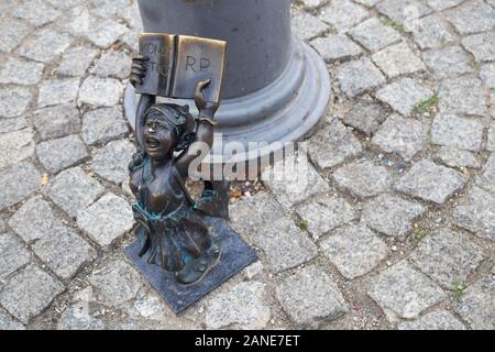 Wroclaw, Polen - 18. Juni 2019: Gnome Zwerg Statue Stockfoto