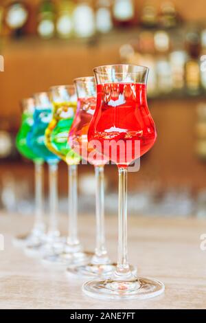 Viele bunte leckere Kreative alkoholische Cocktails in einer Reihe auf der Bar stehen. Luxusurlaub Konzept. Stockfoto