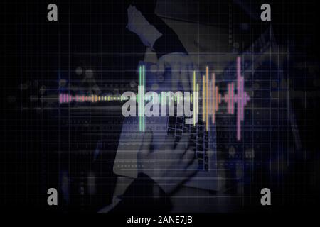 Männliche Hacker mit Laptop, bricht die Regierung von Servern mit persönlichen Daten f Stockfoto