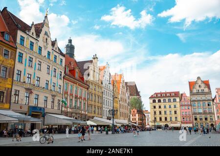 Wroclaw, Polen - 18. Juni 2019: Marktplatz in der Altstadt bunten Häusern Stockfoto