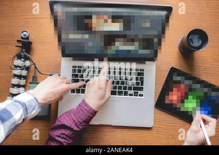 Zwei Männer coworking mit Computer und Aufbau von Business plan b Stockfoto