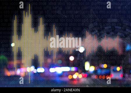 Männliche Hacker in der Haube mit einem Mobiltelefon, Diebstahl Ihrer persönlichen Daten f Stockfoto