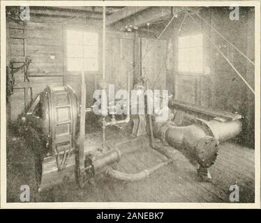 Engineering und Contracting. Abb. 1 - Pumpen Werk von James O. Heyworth auf Vertrag Nr. 11. Calumet Sag Kanal. Muss abgepumpt werden, während die Arbeit geleistet wird. Zu diesem Zweck wird die schwimmende Anlage pumpen inFig gezeigt. 1 verwendet. Diese Anlage besteht aus einem lastkahn ca. 16 m breit und 20 m lang, nachdem Sie zwei 8-in.-Amerikanischen, Typ DSMD, horizontale, einstufige kreiselpumpen doublesuction, von denen jede 2.000 gal liefern montiert. pro Minute gegen 50 ft. total Kopf, und Jede drivenby 35 H.P., 3-phasig, 60-Zyklus, 440-Volt, General Electric, Käfigläufer Motor von 865 U/min Vollast Stockfoto