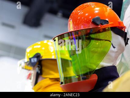 Mannequin mit einem Sicherheitsglas und Helm und blauen Uniform, Bearbeiten von harten Hut; Persönliche Schutzausrüstung; engineering Hintergrund Stockfoto