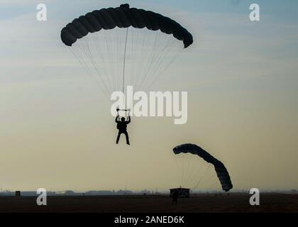 Ein US-Luftwaffe Flieger vom 57. Rescue Squadron Fallschirme in Richtung Flugplatz bei Aviano Air Base, Italien, Jan. 15, 2020. Pararescue Spezialisten sind ausgebildete Fallschirmspringer, Taucher und Kletterer, und sind auch arctic-ausgebildet, so dass Sie jede Umgebung zugreifen können, um ein Leben zu retten. (U.S. Air Force Foto von Flieger Thomas S. Keisler IV) Stockfoto
