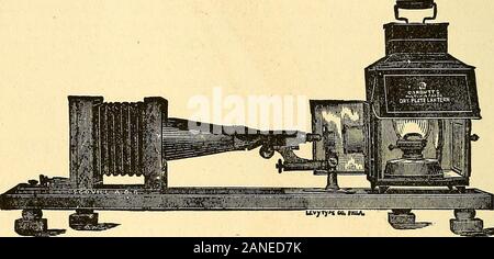 Ein Handbuch der fotografischen Chemie, Theoretische und Praktische. t die Belichtung würde notwendigerweise so verlängert werden, dass thecoating der Platte trocknen würde und unbrauchbar werden. Jetzt sind alle diese ischanged, für die mit der modernen Verbesserungen in der Fotografie, die theresult der Einführung von gelatindry Platten, das Fotografieren der Mikro- skopischen Objekte wird so einfach, der Vollendung, wie das Fotografieren der Schönen und sichtbar in der Natur ist mit dem beliebten amateur Outfits. Der Wissenschaftler und microscopist, statt stundenlang in makingimperfect Zeichnungen, unterstützt von der Camera lucida, kann in Stockfoto