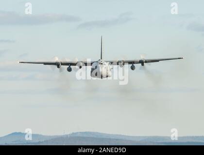 Eine C-130H Hercules auf der 103 Luftbrücke Flügel zugeordnet fliegt über Western Massachusetts, Jan. 15, 2020. Piloten aus der 103 flog eine Zwei-ship Formation und führte zum lastenabwurf mit schweren Paletten und Container Systeme, Ausbildung wichtige taktische Lufttransportkapazitäten. (U.S. Air National Guard Foto: Staff Sgt. Steven Tucker) Stockfoto