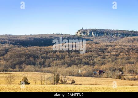 Skytop Turm und Eagle Cliff, Mohonk Preserve, Upstate New York in den USA im Herbst Stockfoto