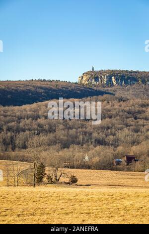 Skytop Turm und Eagle Cliff, Mohonk Preserve, Upstate New York in den USA im Herbst Stockfoto