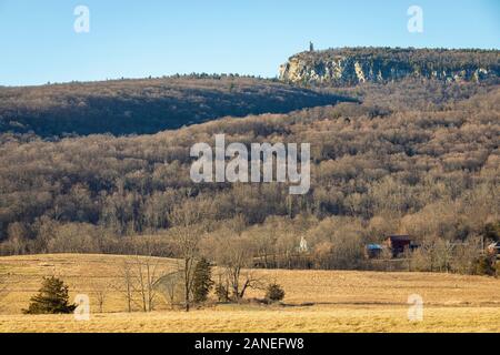 Skytop Turm und Eagle Cliff, Mohonk Preserve, Upstate New York in den USA im Herbst Stockfoto