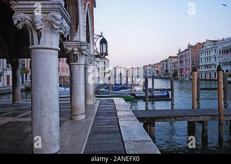 Geschnitzte Fischköpfe auf den Säulen des Venice Fish Market, Venedig hat Schönheit an jeder Ecke, der Canal Grande, der Bootssteg und der Palazzo im frühen Morgenlicht Stockfoto