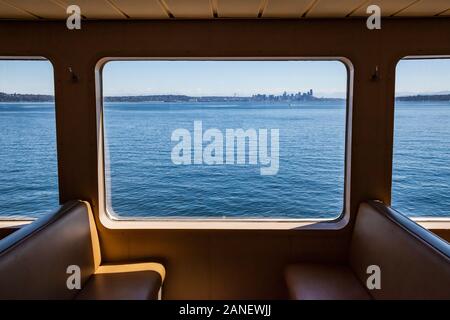 Sie suchen ein Fenster auf einen Staat Washington Fähre auf dem Weg nach Bainbridge Island sehen die Seattle Skyline aus der Entfernung, Washington, USA. Stockfoto