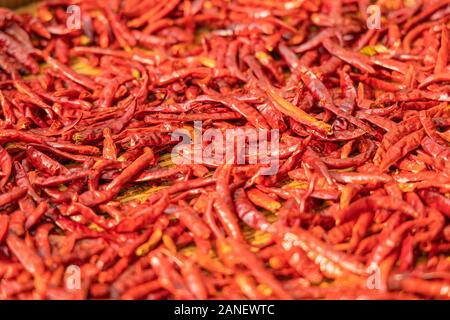 Rote getrocknete Chili auf Bambus Warenkorb Hintergrund. Selektive konzentrieren. Stockfoto