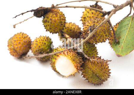 Obst Rambutan (Nephelium lappaceum) - rambutan Frucht ist eine Frucht ähnlich wie Litschi. Rambutan Frucht auf weißem Hintergrund Stockfoto