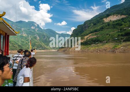 Yangtze, China - August 2019: Touristen bewundern Landschaft des Yangtze River beim Stehen auf dem oberen Deck des Luxus Pkw Kreuzfahrtschiff Sai Stockfoto