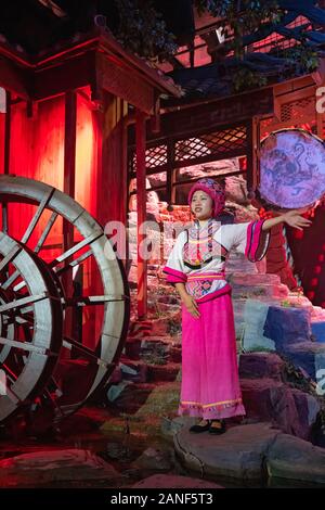 Shannon Stream Minderheitendorf, China - August 2019: Frau in traditioneller Tracht singen während der Stamm der Drei Schluchten folk zeigen gekleidet, in Stockfoto