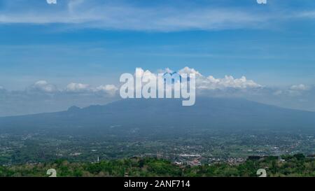 Blick auf den Merapi in yogyakarta, dessen Spitze von Wolken umgeben ist Stockfoto