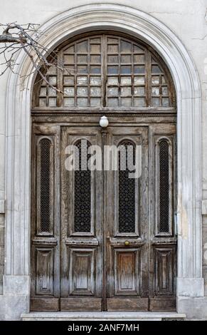 Eindrucksvolle Eingang, verwitterte braune Tür, die klassische Architektur Gebäude detail. Stockfoto