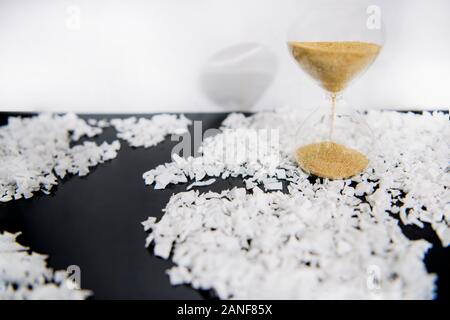 Abstrakte Foto mit WC-Papier und einige kleine Leute zahlen. Verschwendung von Zeit. Stockfoto