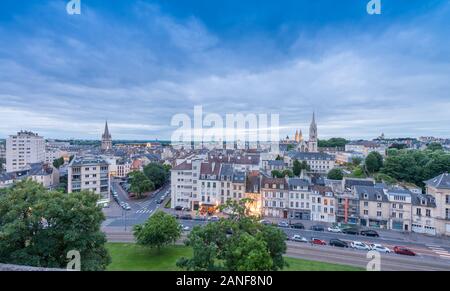 Caen, Frankreich. Antenne Stadtbild in der Abenddämmerung. Stockfoto