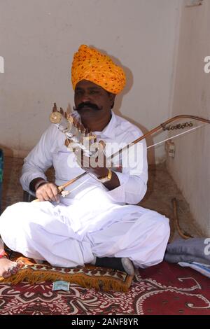 Rajasthani-Kleidung und langer Schnurrbart Stockfoto