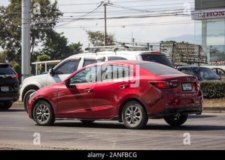 Chiangmai, Thailand - 5. Dezember 2019: Private Eco auto Mazda 2. Auf der straße Nr. 1001 8 km von Chiangmai. Stockfoto