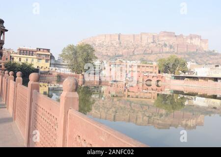 Blick auf die Stadt und das Maherangarh Fort auf den Chidiyakut Hügel von Jodhpur Stockfoto