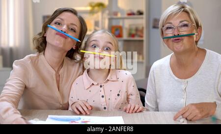 Comic Frauen Aprilscherze mit Bleistiften, zusammen Spaß haben, Kreativität Stockfoto