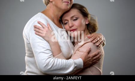 Ältere Dame umarmen erwachsene Tochter, Elternschaft, Familie Verständnis Stockfoto