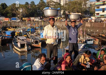 Fischhändler in Sassoon Docks, in Colaba, Mumbai, Indien, an einem frühen Morgen, um Fische von Fischern zu kaufen, die gerade von einem Angelausflug zurückgekehrt sind Stockfoto