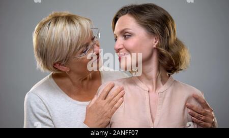 Liebevolle ältere Mutter und Tochter an jedem anderen, zarte weibliche Beziehungen suchen Stockfoto