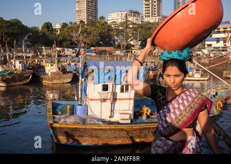 Ein Fischhändler in Sassoon Docks, in Colaba Bereich, Mumbai, Indien, heraus, um Fische von den eingehenden Fischtrawlern für Weiterhandel zu kaufen Stockfoto
