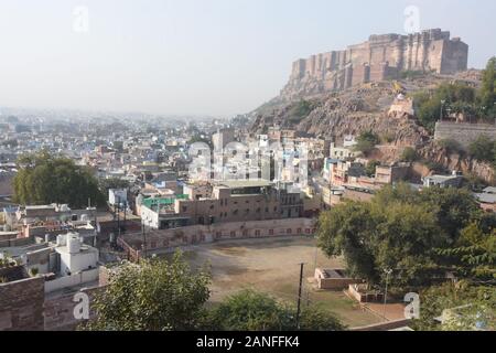 Blick auf die Stadt und das Maherangarh Fort auf den Chidiyakut Hügel von Jodhpur Stockfoto