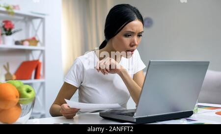 Attraktiven weiblichen Freiberufler arbeiten Laptop home, online starten, Journalist Stockfoto
